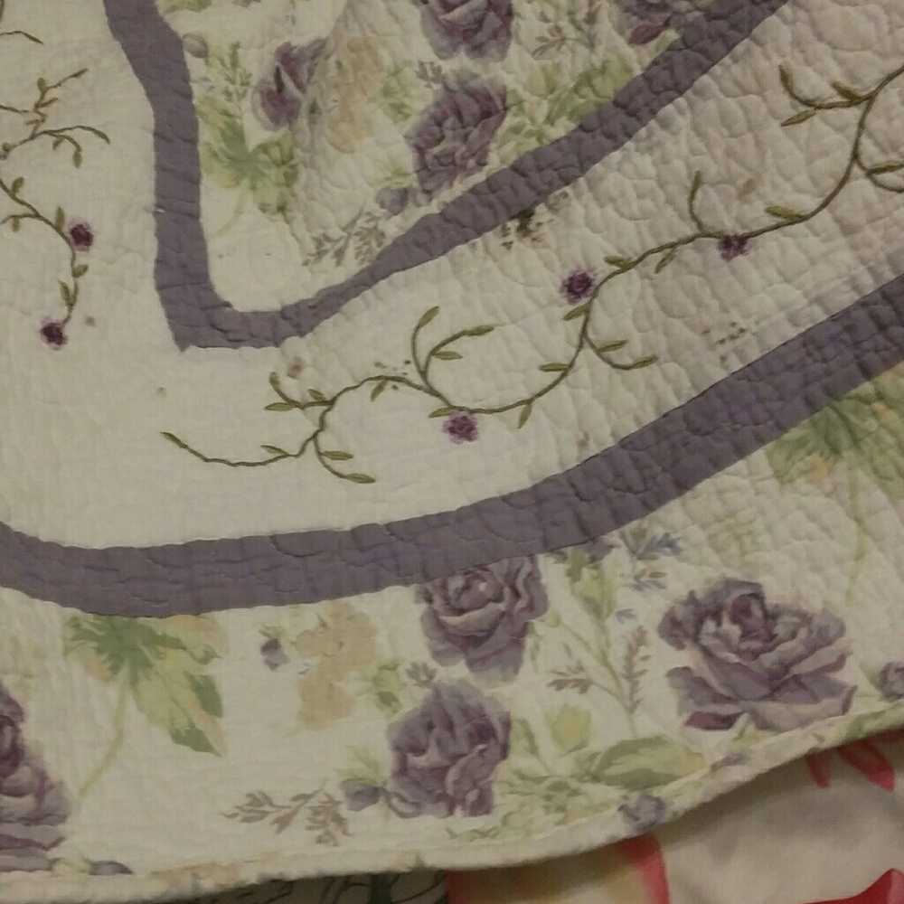 NWT - QUILT WHITE WITH PURPLE ROSES - Picture 2 of 6
